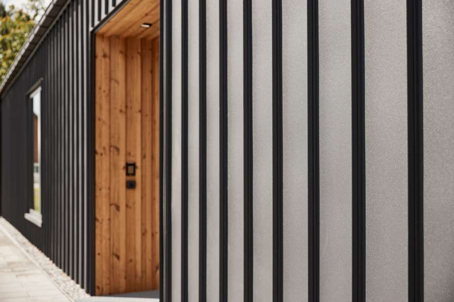 Erweiterung aus Stahl und Holz verschafft der Risskover Bibliothek zusätzlichen Raum „zum Ausleihen“, Risskover Bibliothek - Fortebakken 1, 8240 Risskov, Dänemark